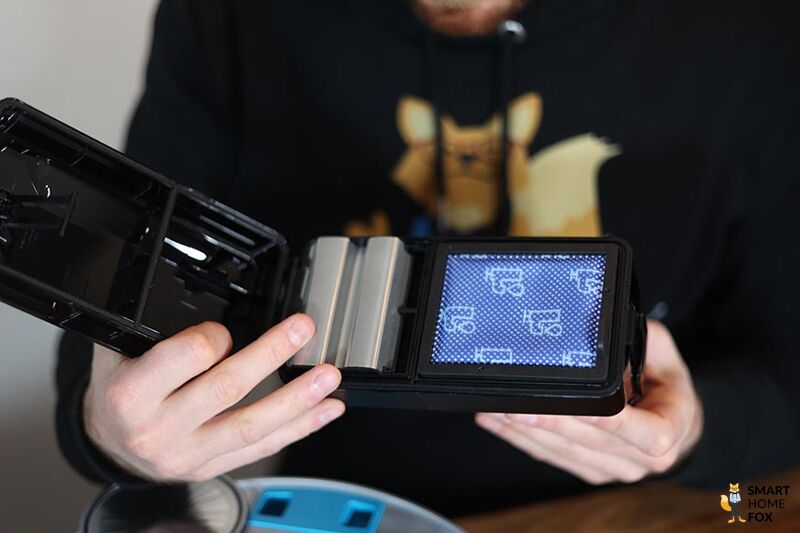 Der Filter des Samsung Jet Bot AI, welcher sich am Staubbehälter befindet, wird herausgenommen.